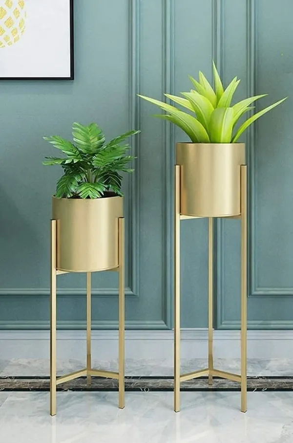 Metal_Plant_Stand_With_Planter