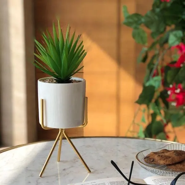 Planter_With_Tripod_Metal_Stand