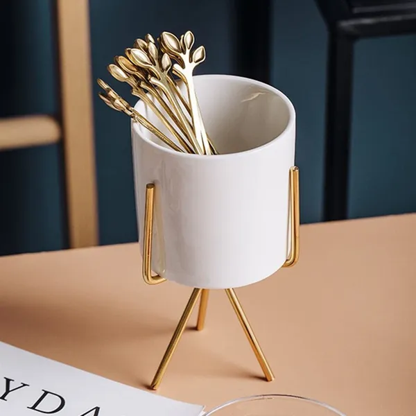 Planter_With_Tripod_Metal_Stand