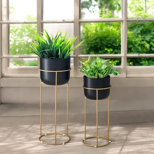 Metal_Planter_With_Stand