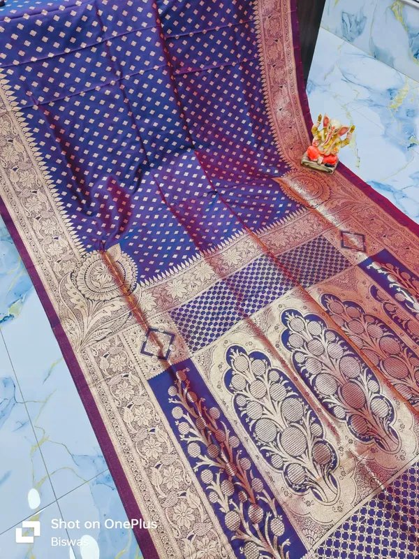 GLOSSY_SIDE_IKKAT_WORK_THE_VERY_TRADITIONAL_BUTTA