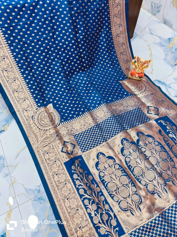 GLOSSY_SIDE_IKKAT_WORK_THE_VERY_TRADITIONAL_BUTTA