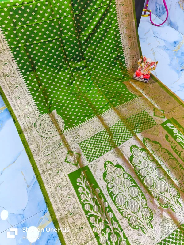 GLOSSY_SIDE_IKKAT_WORK_THE_VERY_TRADITIONAL_BUTTA