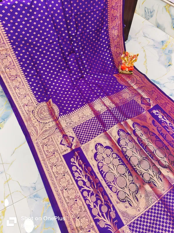 GLOSSY_SIDE_IKKAT_WORK_THE_VERY_TRADITIONAL_BUTTA