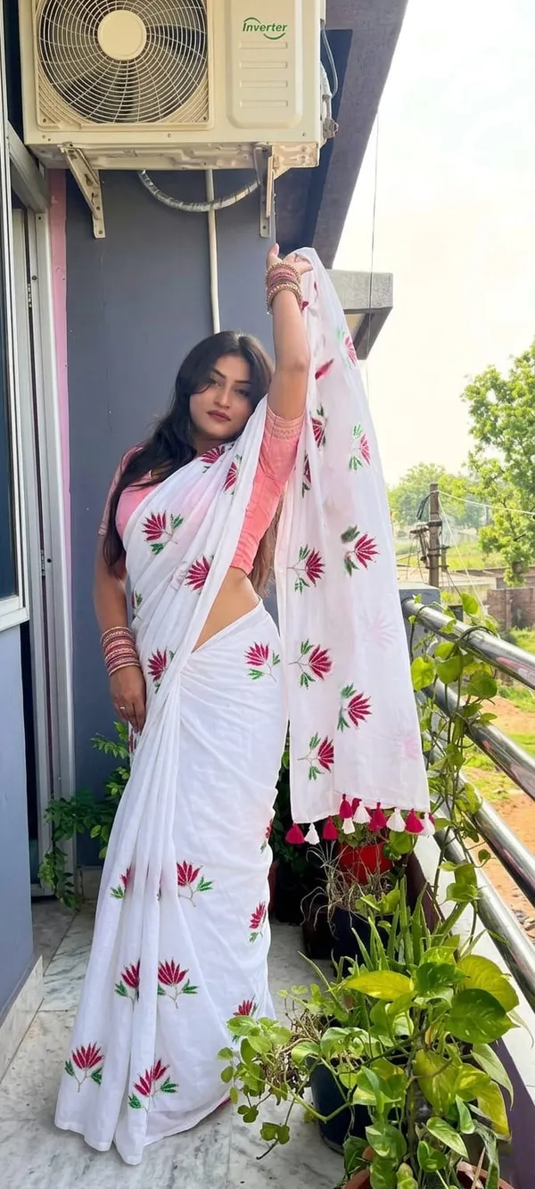 Mul_Cotton_Lotus_Embroidery_Saree_With_Chain_Sequence_Guard_Line_Without_Blouse_Piece