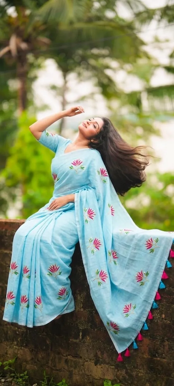 Mul_Cotton_Lotus_Embroidery_Saree_With_Chain_Sequence_Guard_Line_Without_Blouse_Piece