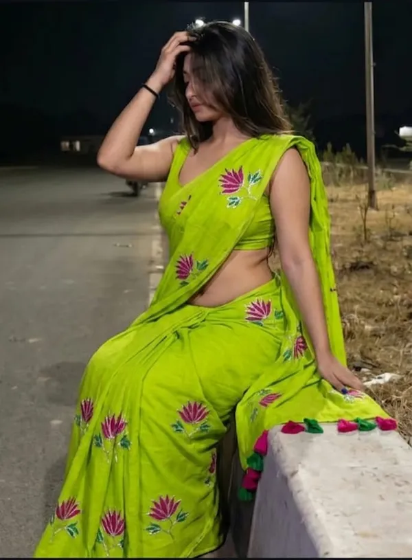 Mul_Cotton_Lotus_Embroidery_Saree_With_Chain_Sequence_Guard_Line_Without_Blouse_Piece