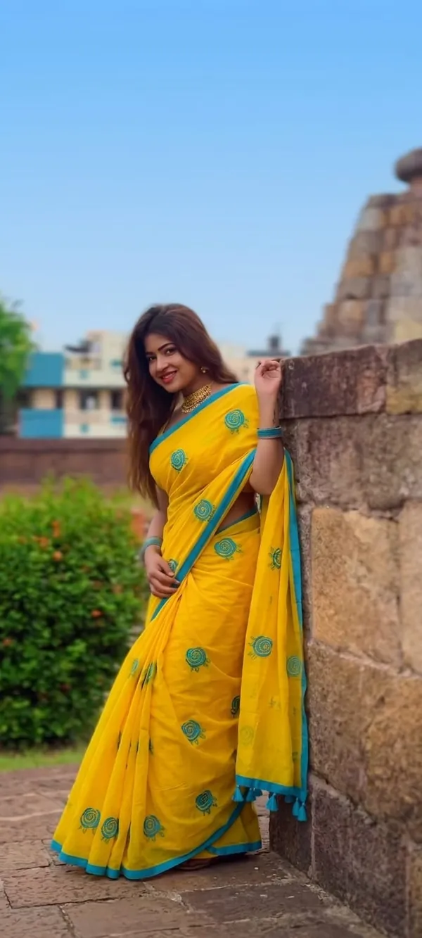 Mull_Cotton_Rose_Embroidery_Saree_Without_Blouse_Piece_Quality_Premium_Thin