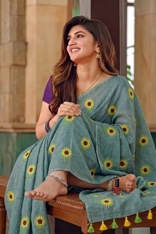 Mull_Cotton_Sunflower_Embroidery_Saree_Without_Blouse_Piece_Quality_Premium_Thin