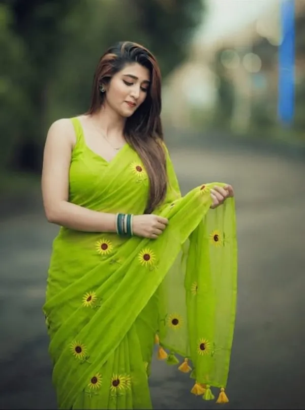 Mull_Cotton_Sunflower_Embroidery_Saree_Without_Blouse_Piece_Quality_Premium_Thin