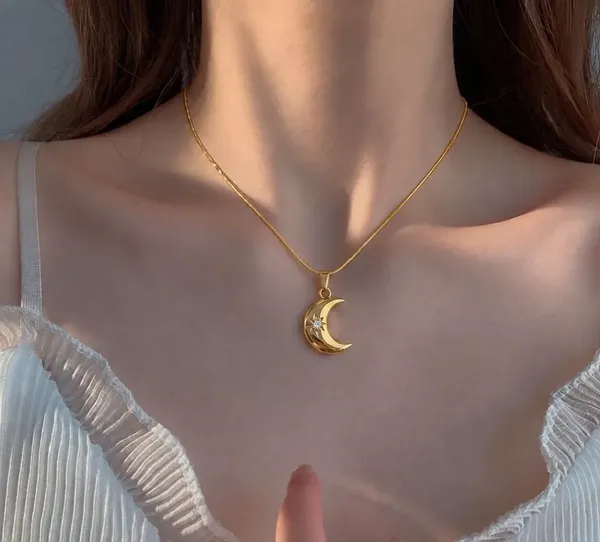 Gold_Crescent_Moon_Pendant_Necklace_for_Women