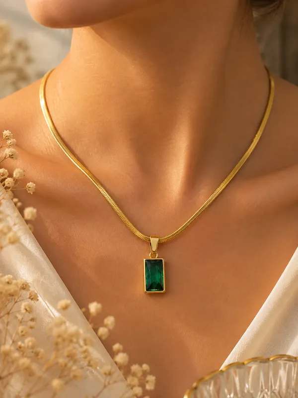 Gold_Tone_Green_Pendant_Necklace