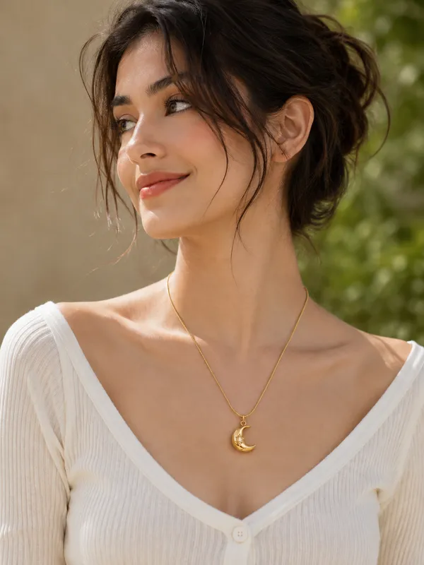 Gold_Crescent_Moon_Pendant_Necklace_for_Women