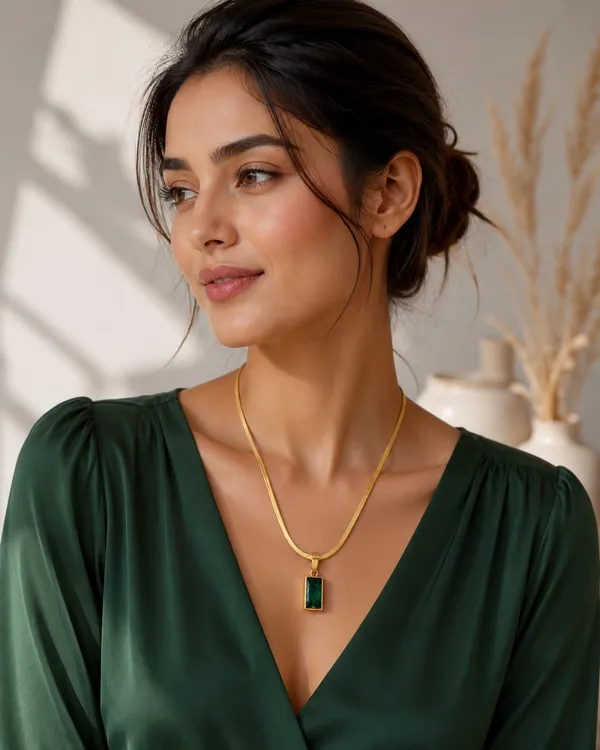 Gold_Tone_Green_Pendant_Necklace
