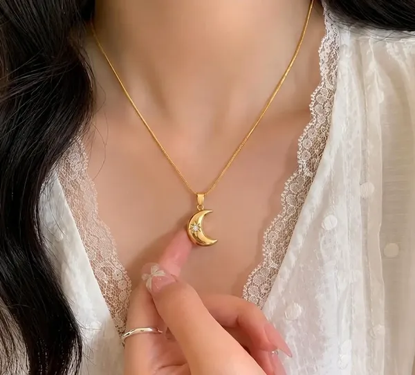 Gold_Crescent_Moon_Pendant_Necklace_for_Women