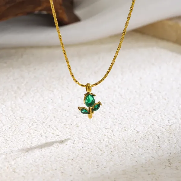 Teen_Patti_Necklace_–_Anti-Tarnish_Gold_Tone_Chain_Necklace_With_Green_Stone_Leaf_Cluster