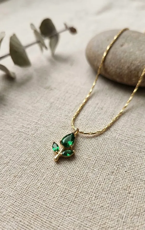 Teen_Patti_Necklace_–_Anti-Tarnish_Gold_Tone_Chain_Necklace_With_Green_Stone_Leaf_Cluster