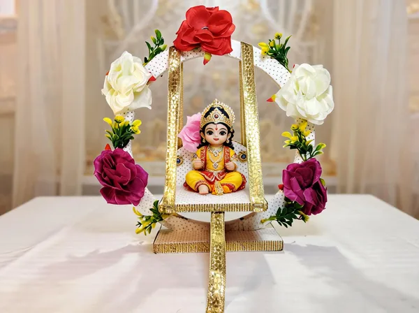 White_Circle_Wooden_Jhula_For_Laddu_Gopal_Ji