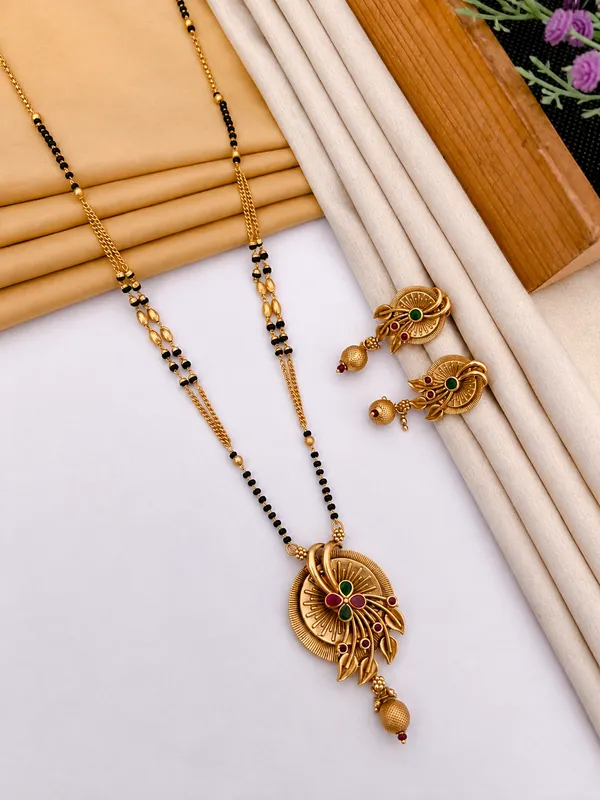 Gold_&_Black_Bead_Floral_Pendant_Mangalsutra_Set_For_Women