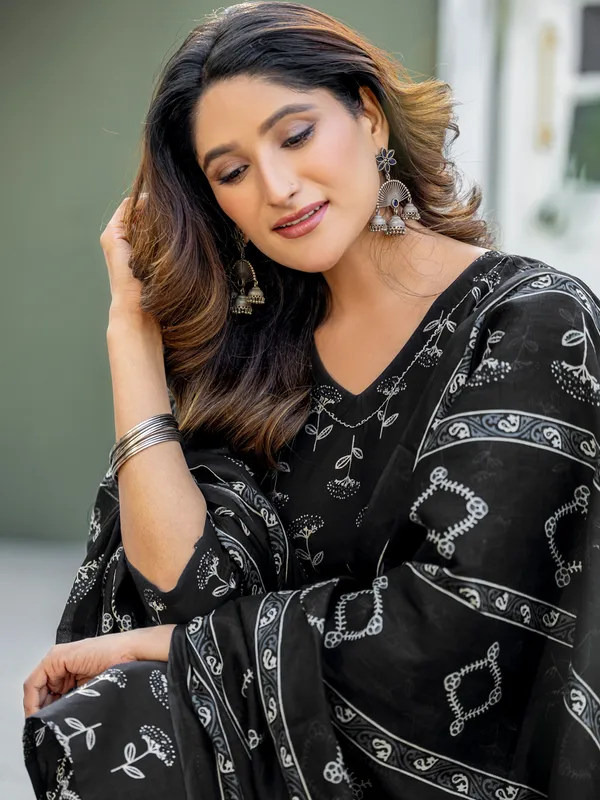 Black_Cotton_Floral_Print_Straight_Kurta_Set_For_Women