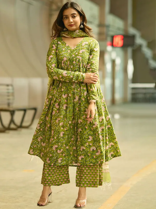 Green_Rayon_Floral_Print_Flared_Kurta_Set_For_Women