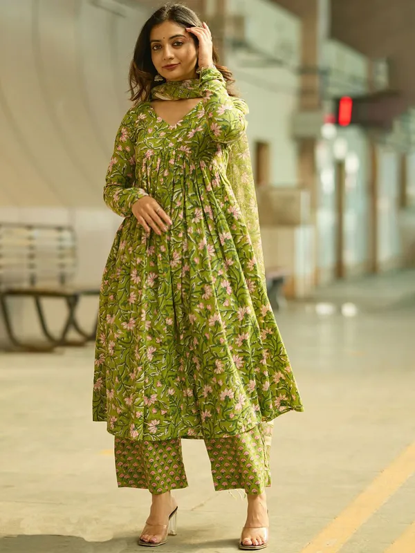 Green_Rayon_Floral_Print_Flared_Kurta_Set_For_Women