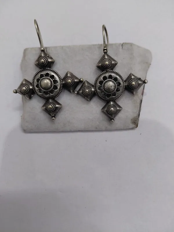Oxidized_Silver-Tone_Brass_Floral_Motif_Drop_Earrings_For_Women