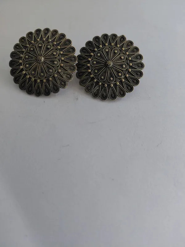 Antique-Tone_Brass_Floral_Stud_Earrings_For_Women