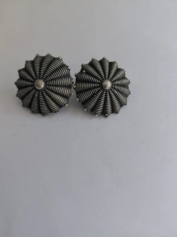 Oxidized_Brass_Radial_Floral_Stud_Earrings_For_Women