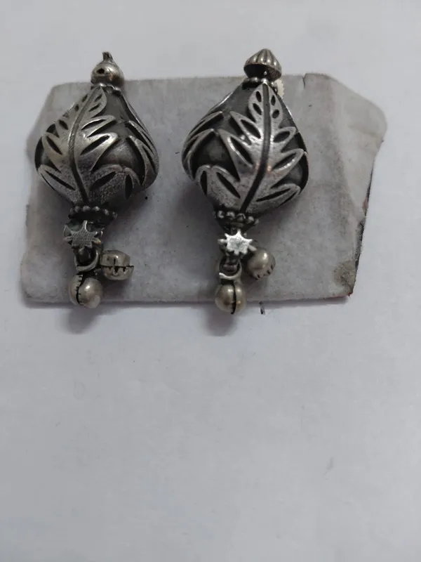 Silver-Tone_Brass_Leaf_Cutwork_Oval_Dangler_Earrings_For_Women