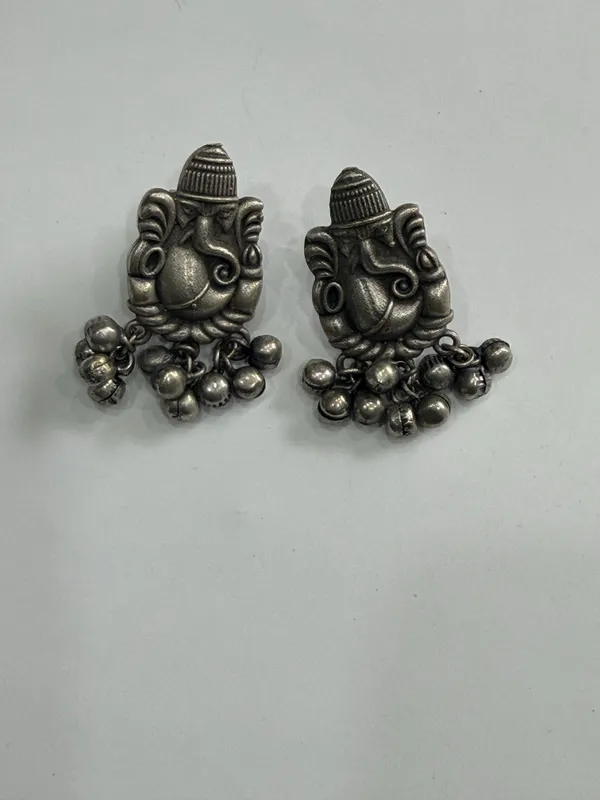 Silver_Oxidized_Brass_Ganesha_Jhumka_Earrings_For_Women