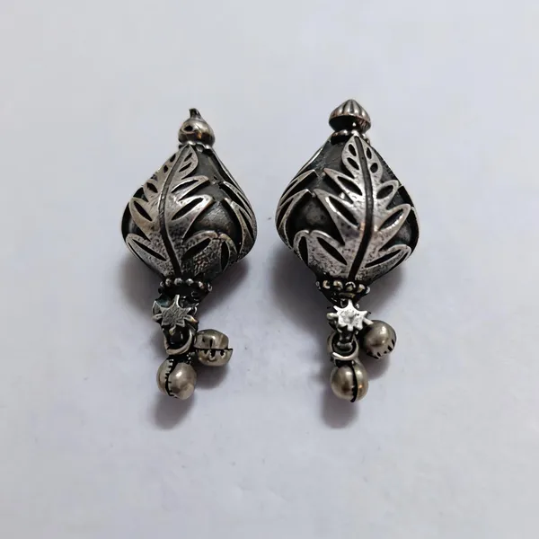 Silver-Tone_Brass_Leaf_Cutwork_Oval_Dangler_Earrings_For_Women