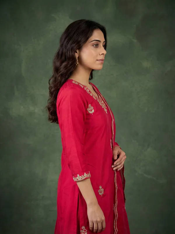 New_Trind_Women_Embroidered_Straight_Kurta_With_Pants_&_Dupatta