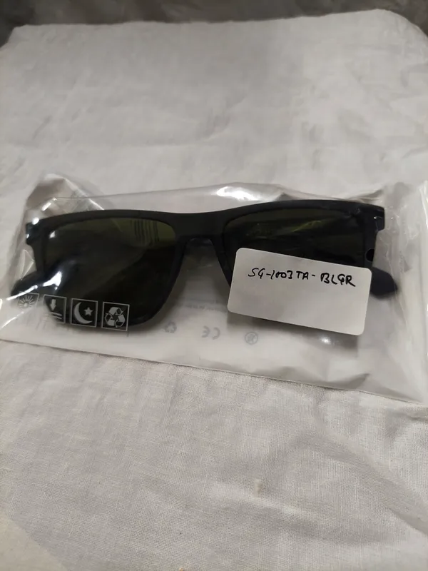 Women_Black_Full-Frame_Square_Lifestyle_Sunglasses