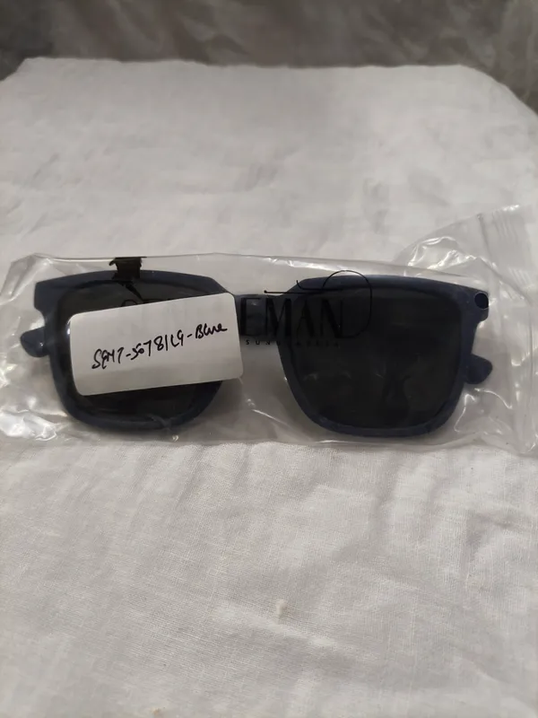 Women_Blue_Full-Rim_Square_Sunglasses