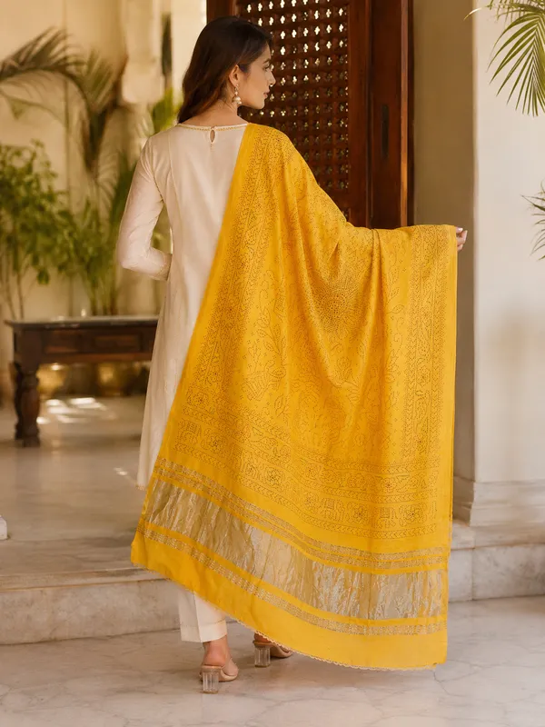 Sunshine_Yellow_Lagdi_Patta_Chanderi_Dupatta__Mustard_Yellow