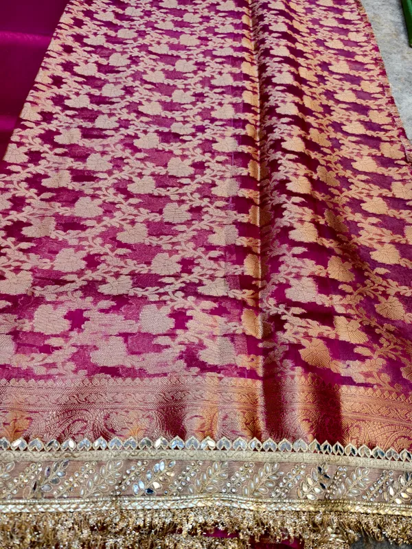 Magenta_Tissue_Silk_Floral_Woven_Banarasi_Saree_For_Women