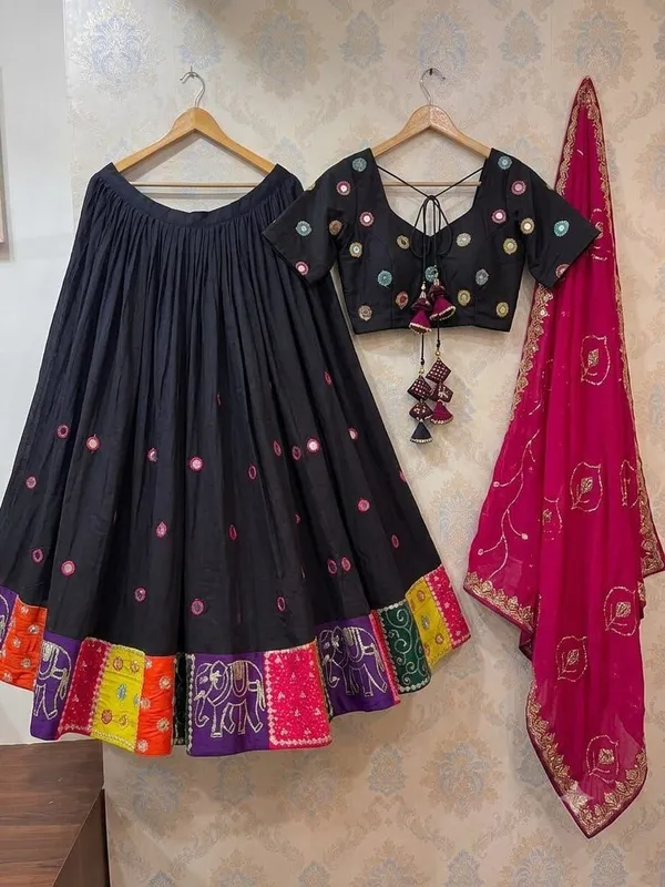 Black_Flared_Lehenga_Choli_Set_For_Women
