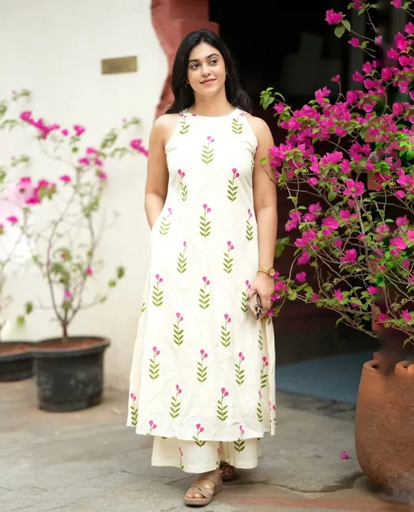 White_Printed_Sleeveless_Kurta_Set_For_Women