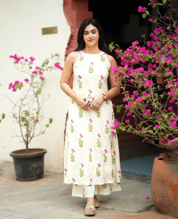 White_Printed_Sleeveless_Kurta_Set_For_Women