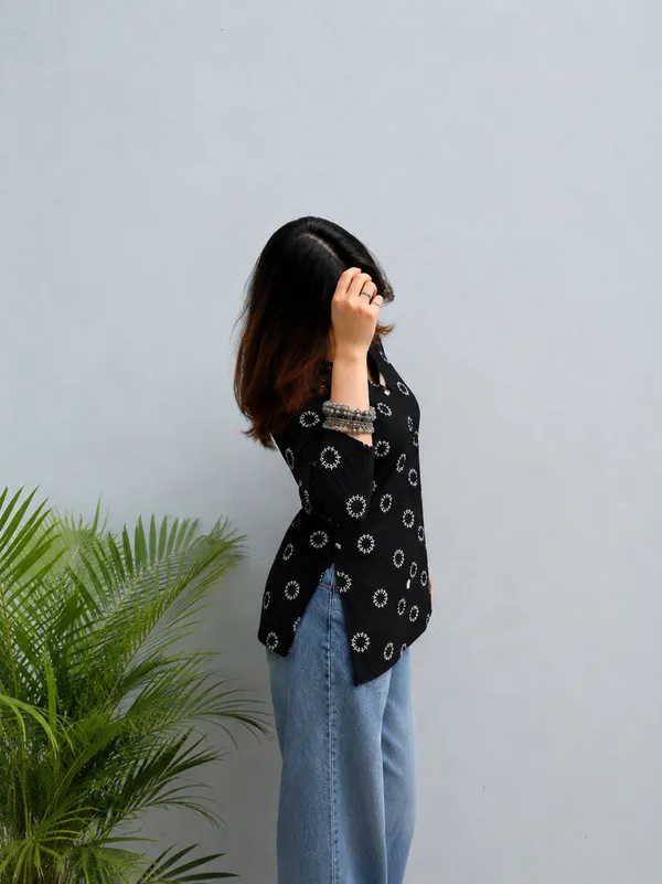 Black_Printed_Relaxed_Fit_Shirt_For_Women