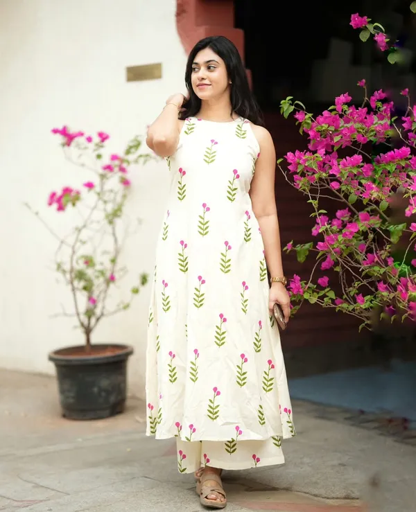 White_Printed_Sleeveless_Kurta_Set_For_Women