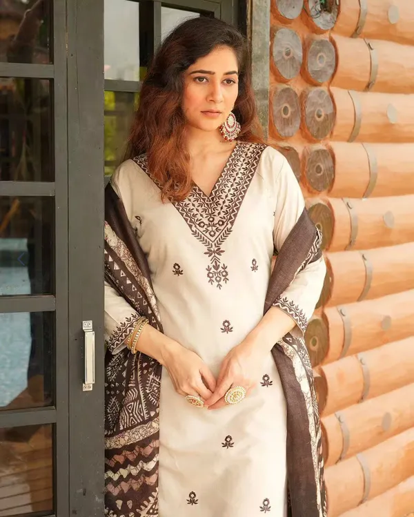 Cream_Ethnic_Straight_Kurta_With_Dupatta_For_Women