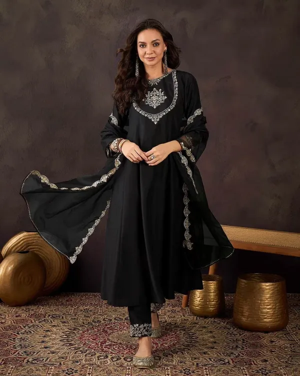 Black_Embroidered_Ethnic_Suit_Set_For_Women