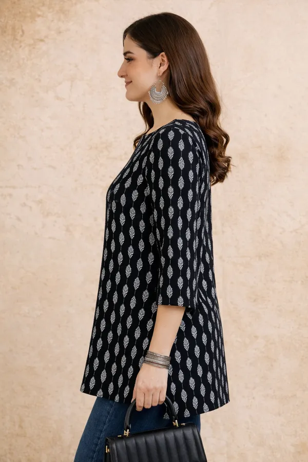 Black_Printed_Relaxed_Fit_Tunic_For_Women