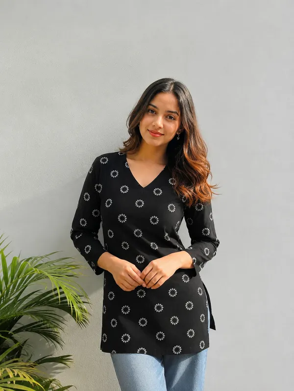 Black_Printed_Relaxed_Fit_Shirt_For_Women