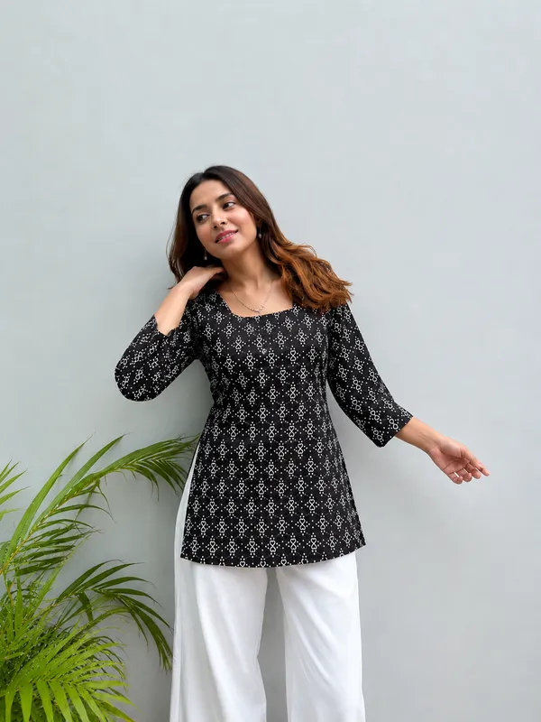 Black_Printed_Straight_Fit_Kurti_For_Women