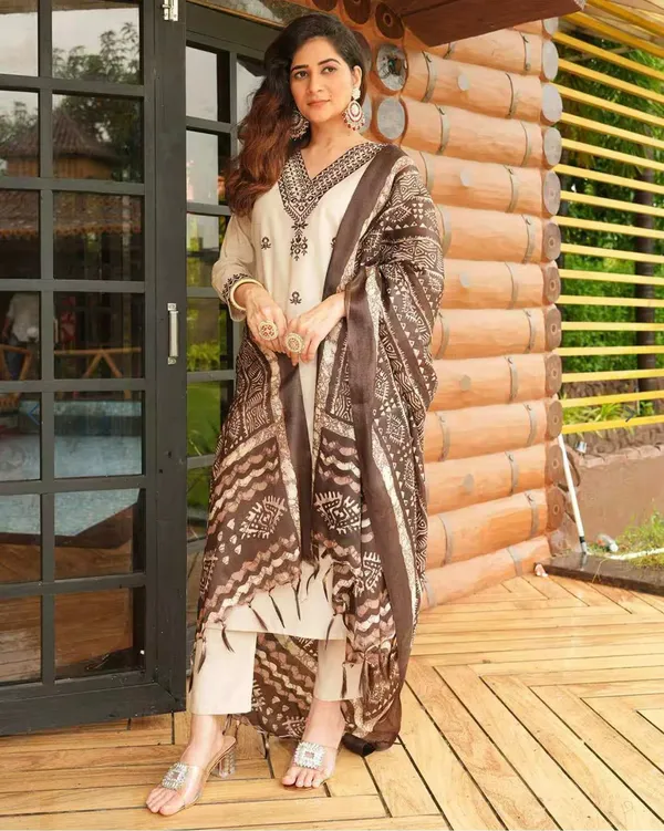 Cream_Ethnic_Straight_Kurta_With_Dupatta_For_Women