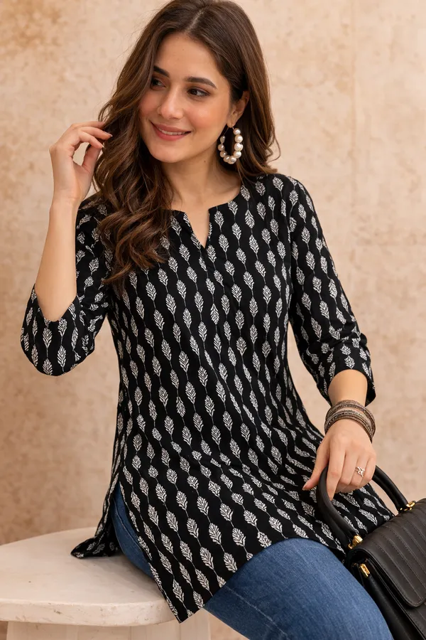 Black_Printed_Relaxed_Fit_Tunic_For_Women