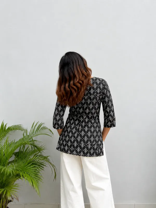 Black_Printed_Straight_Fit_Kurti_For_Women
